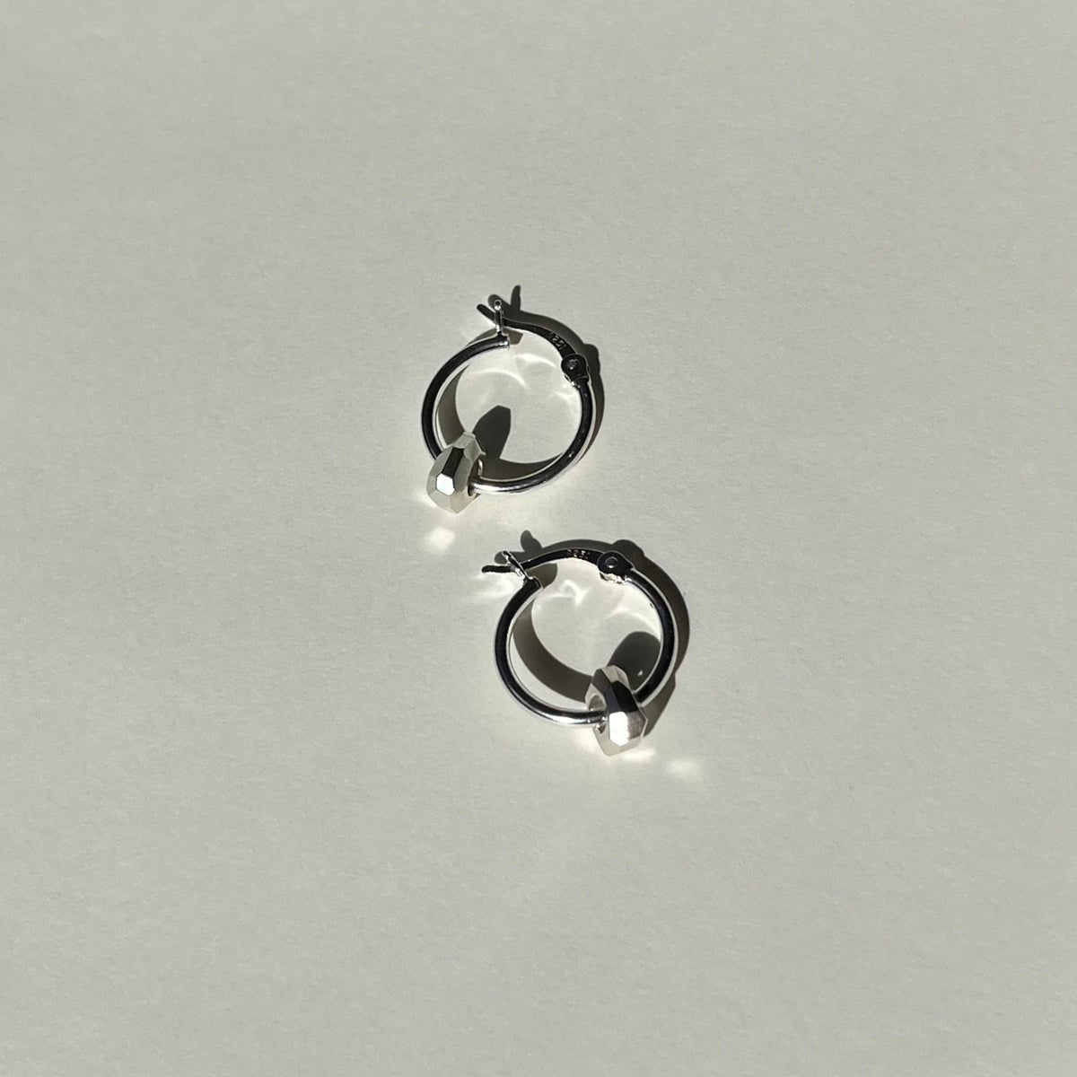 LITHOS sterling silver hoop earrings IV